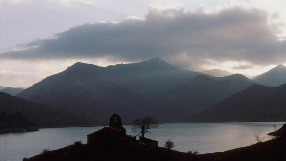 Imagen antigua de la iglesia de Láncara de Luna cuando aún conservaba la techumbre y la espadaña. DL