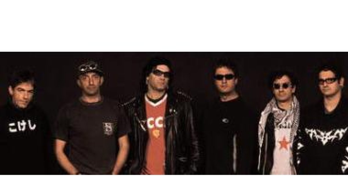 La banda sevillana lleva más de veinte años denunciando, a golpe de canción, las fisuras del sistema