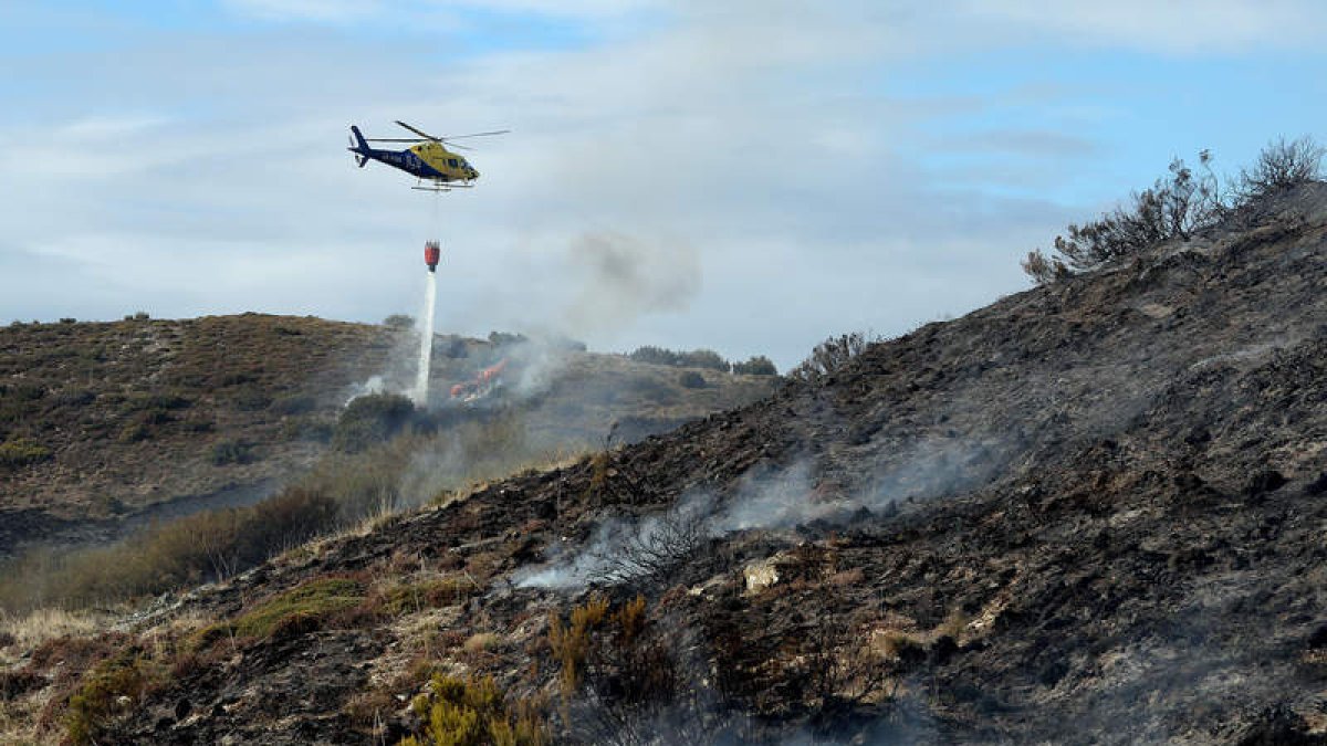 Helicóptero de la Junta actuando en el último incendio en el Camino de Santiago. ANA F. BARREDO