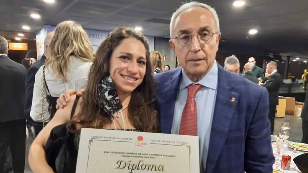 Sara Terán con Alejandro Blanco posa con el diploma que la acredita como cinturón rojo y blanco 6º DAN. DL