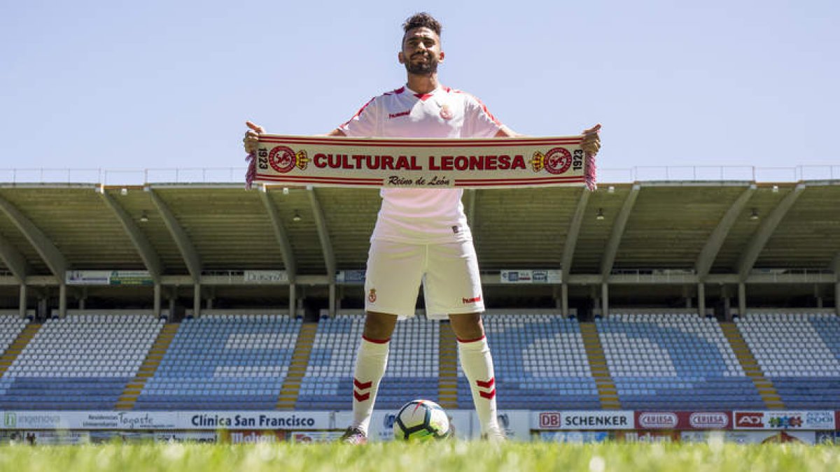 El futbolista catarí Ahmed Yasser sólo ha participado en cuatro de los doce partidos de Liga con la Cultural. FERNANDO OTERO PERANDONES