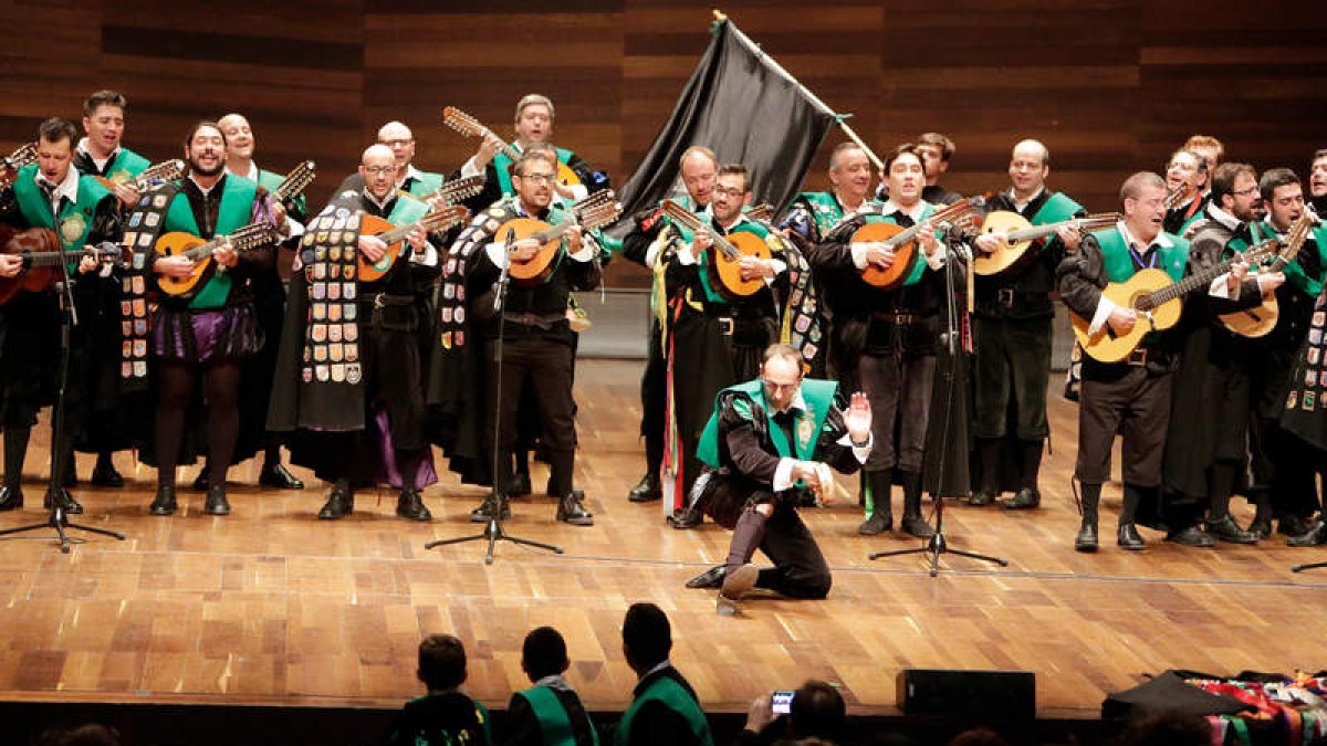 Un momento de la actuación de la Tuna de la Universidad de León, en un certamen celebrado en el Auditorio.