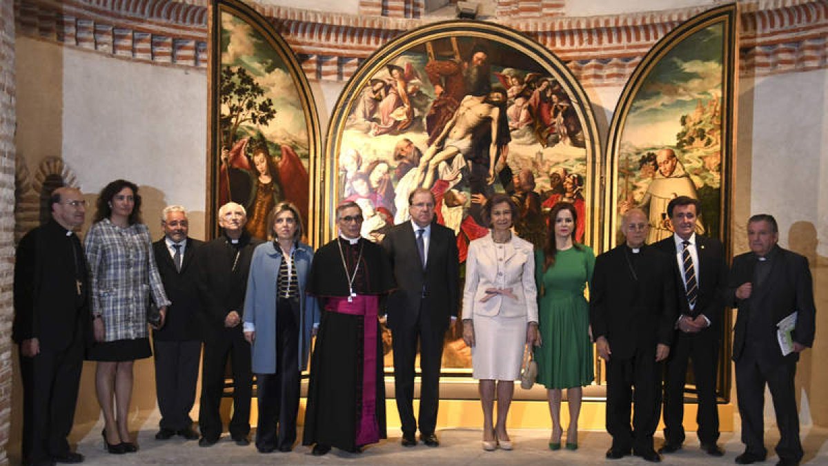 La reina Sofía, de blanco, entre Herrera y Silvia Clemente, entre otras autoridades, en su visita de ayer a Cuéllar. PABLO MARTÍN/EFE