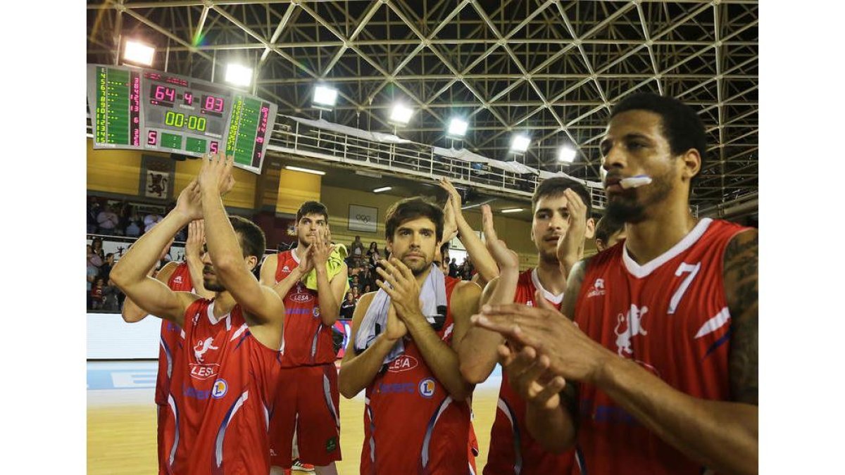 Los jugadores de Agustinos Eras aplauden a la afición tras el último play off de ascenso. SECUNDINO PÉREZ