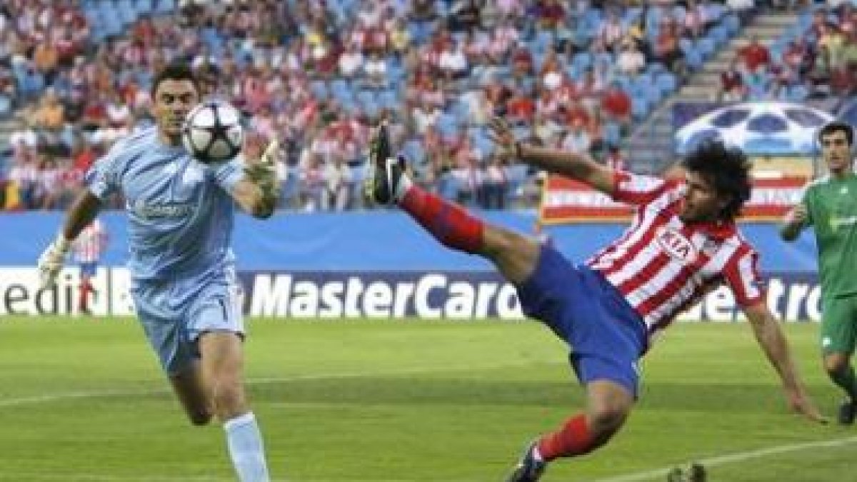 El «Kun» Agüero lucha por el balón con el portero Mario Galinovic.