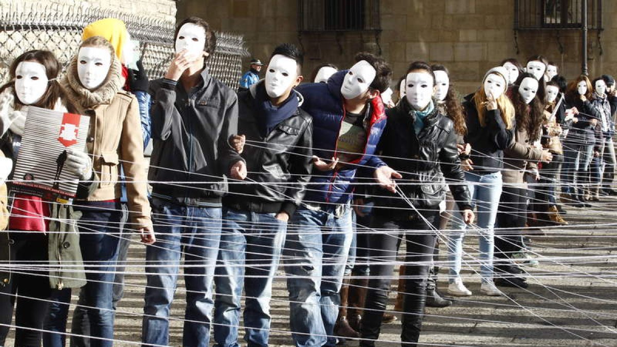 Casi 120 jóvenes leoneses hacen visible el problema social de los ‘sin techo’ con un «Flashmob» en Botines.