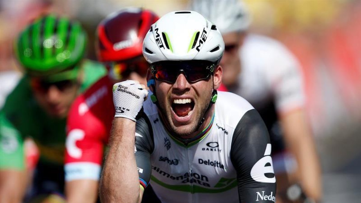 El ciclista británico Mark Cavendish del Dimension Data celebra su victoria en la sexta etapa de la 103ª edición del Tour de Francia que se disputa entre Arpajon-sur-Cére y Montauban, en Francia hoy, 7 de julio de 2016.