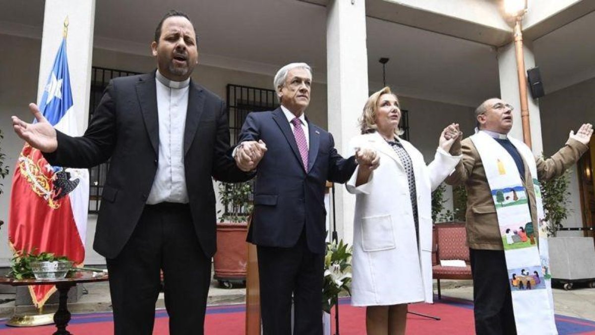 El presidente de Chile,  Sebastián Piñera,  (segundo por la izquierda) y su esposa, Cecilia Morel, rezan junto a dos religiosos en el acto conmemorativo del aniversario del golpe de Estado de 1973.
