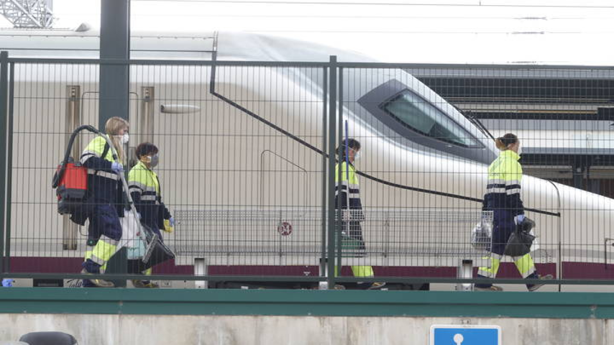 Limpiadores del AVE en la estación de tren de León. RAMIRO