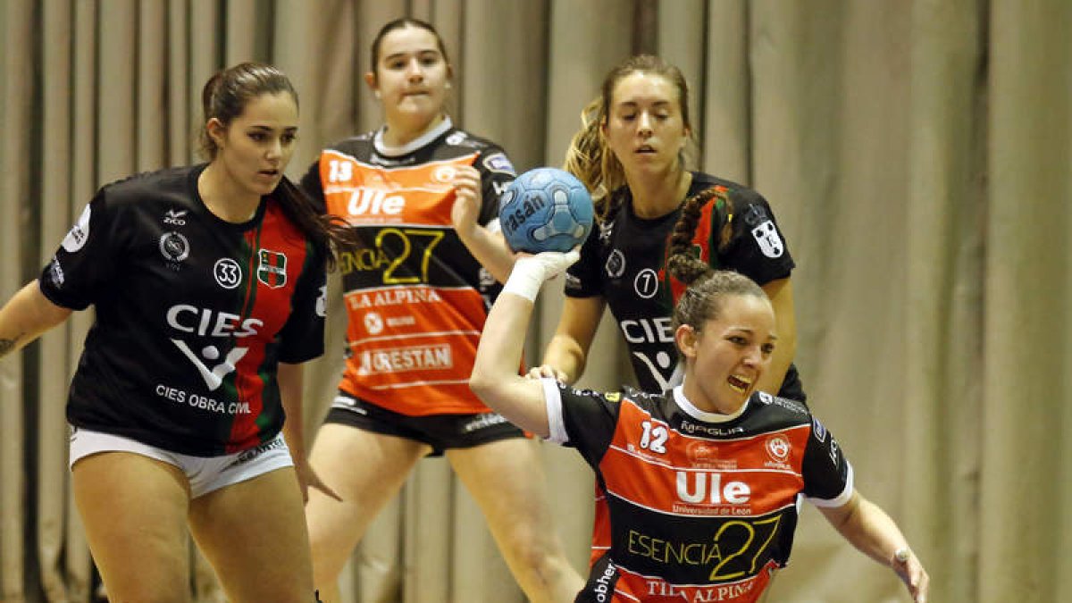 Las jugadoras del Cleba vencieron con solvencia en la última jornada. FERNANDO OTERO