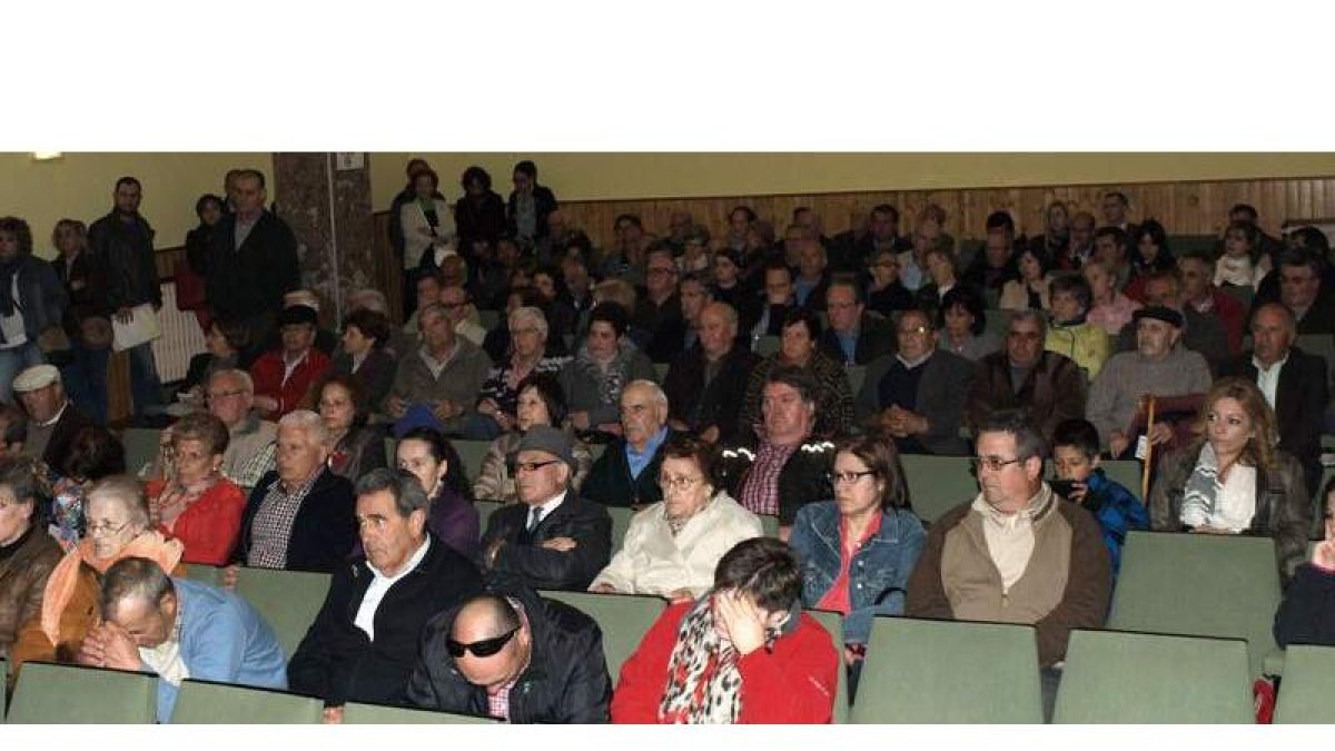 Más de un centenar de personas se reunieron ayer en la asamblea de afectados por las preferentes que se celebró en Cistierna.