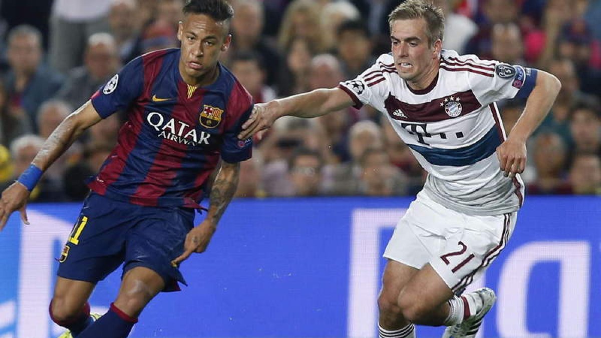 Neymar intenta proteger el balón ante la presencia del centrocampista del Bayern Philipp Lahm