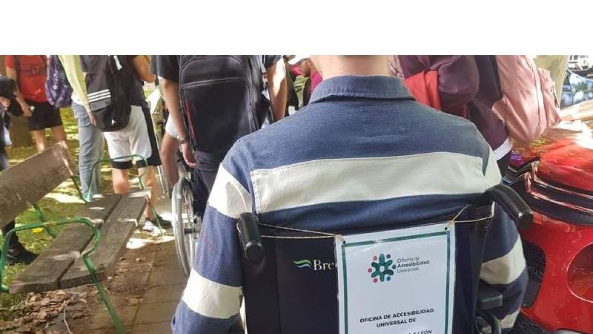 Uno de los usuarios de Aspaym participa en una actividad en León. ASPAYM