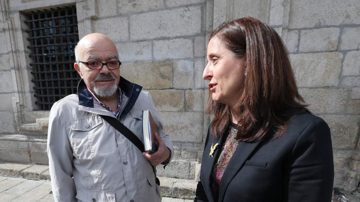 Julio Díaz e Isabel Baílez, ayer ante el Ayuntamiento.
