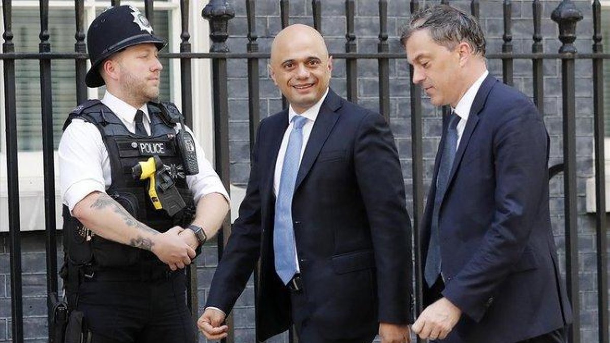 El ministro de Economía, Sajid Javid, a su llegada a la primera reunión en Downing Sreet.
