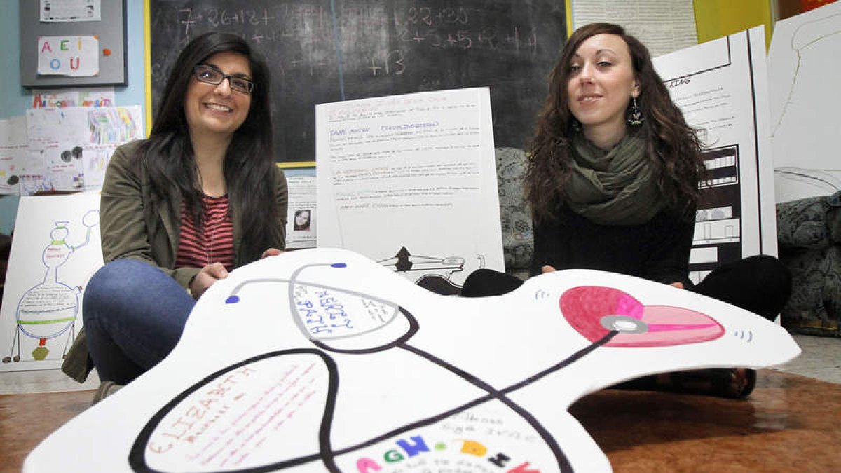 Mariangela Ulivo y Elena Taverna, con uno de los trabajos realizados en el centro juvenil de Auryn sobre mujeres.