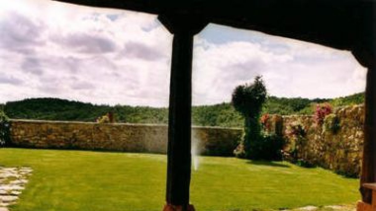 Vistas del jardín, el exterior de la casa, el salón y una de las habitaciones de La Ventadel Alma.