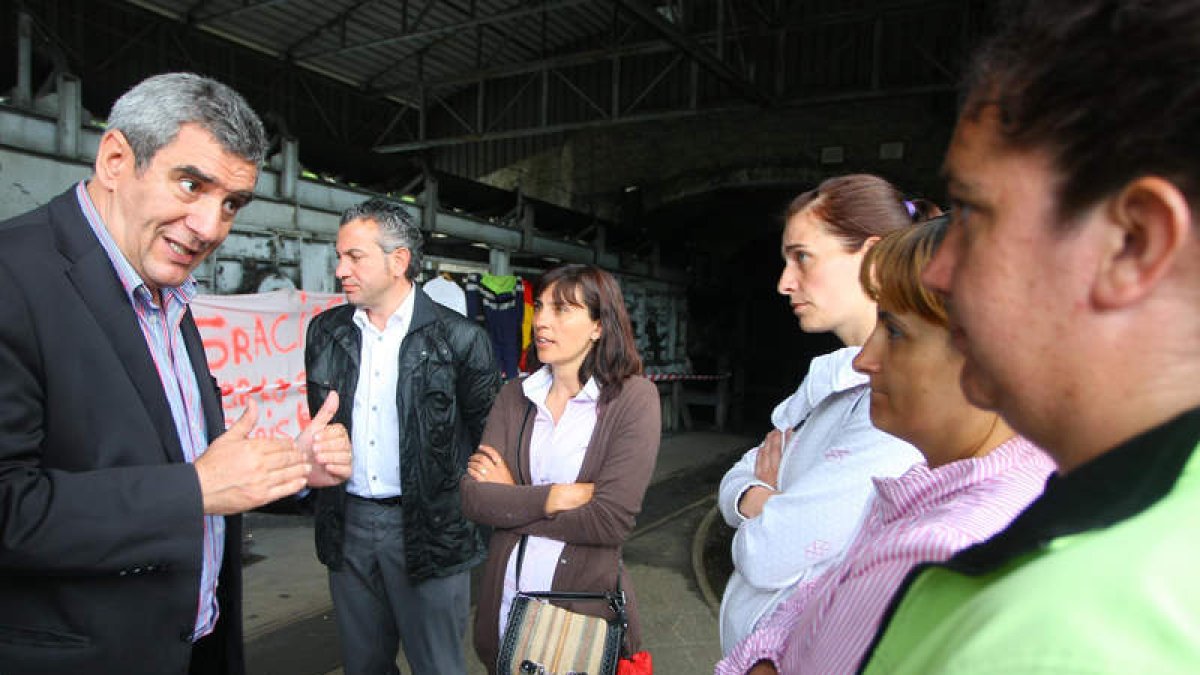 Villarrubia habló ayer con mujeres de los encerrados, junto a senadores del PSOE.
