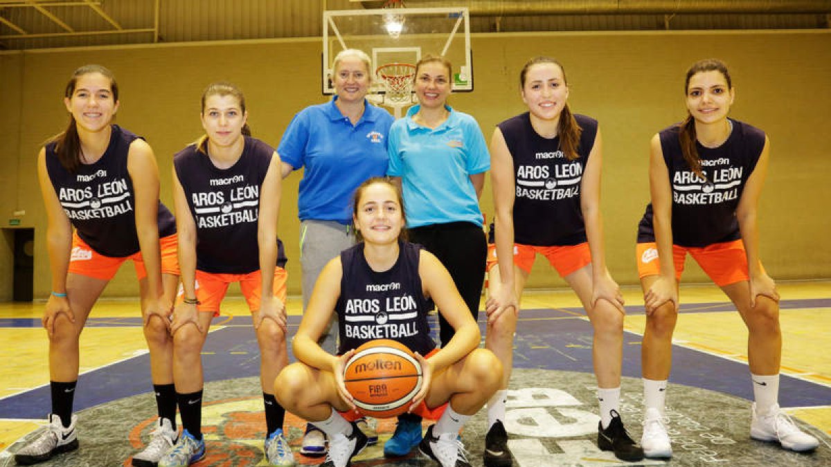 María Diez, Marina, Moses, Hanna, Jennifer y Emma (de pie) y Natalia (agachada), presente y futuro del Patatas Hijolusa. SECUNDINO PÉREZ