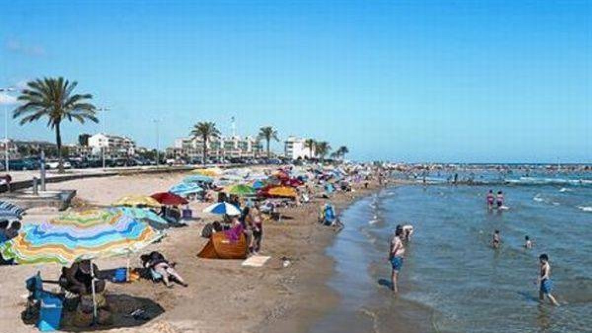 La playa de Cunit, que ostenta la bandera azul por su calidad.
