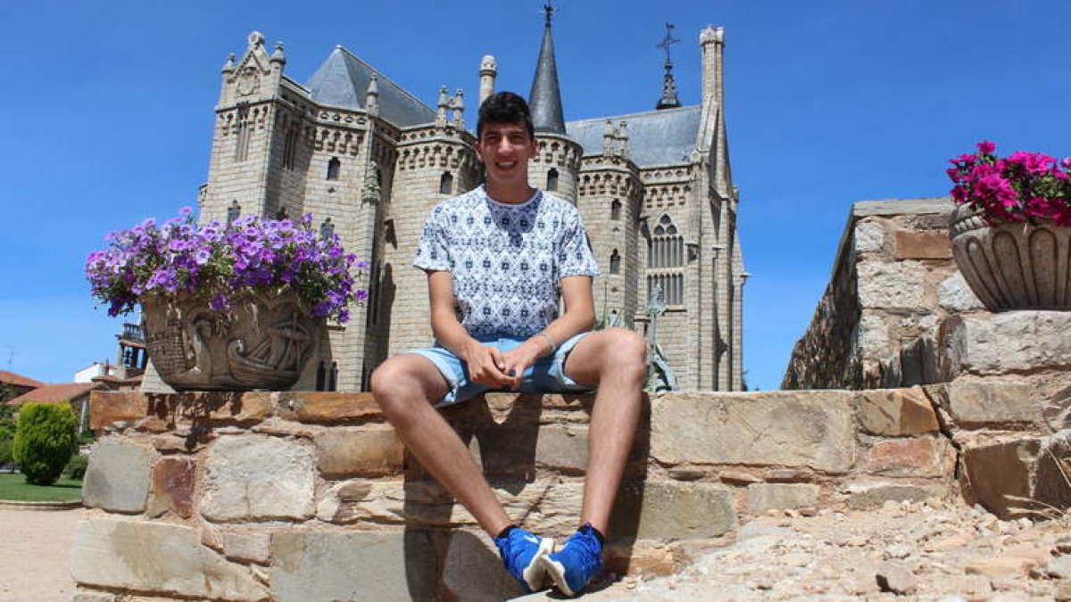 Alfonso posa delante del Palacio de Gaudí, uno de los escenarios de su futuro corto, que también promocionará Astorga.