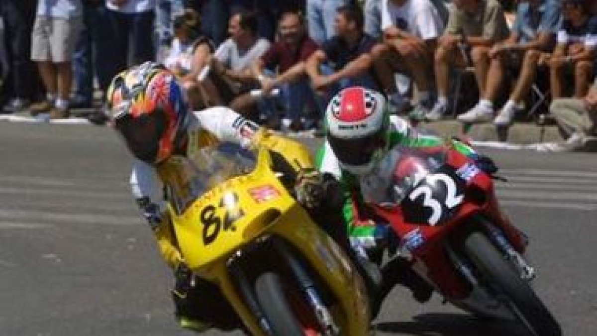 Rossell, con su inconfundible 82 en la montura en su primera presencia en La Bañeza en el 2001.