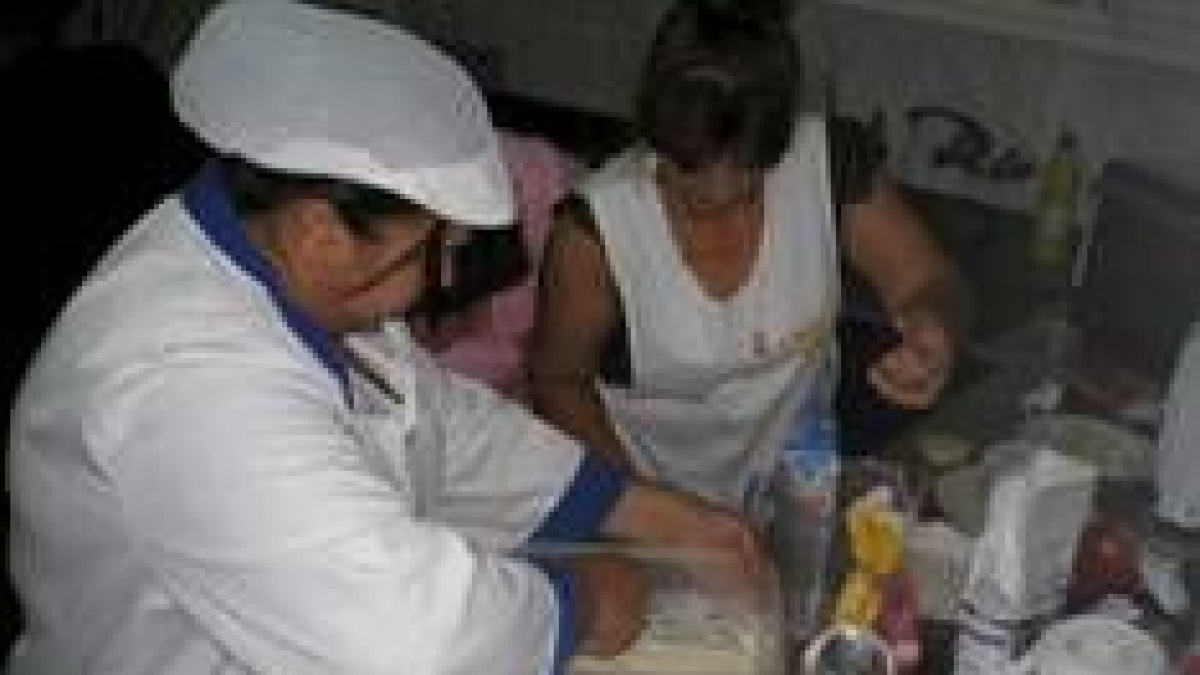 Dos mujeres, en el curso de cocina que se imparte en San Andrés dentro del proyecto Acaná