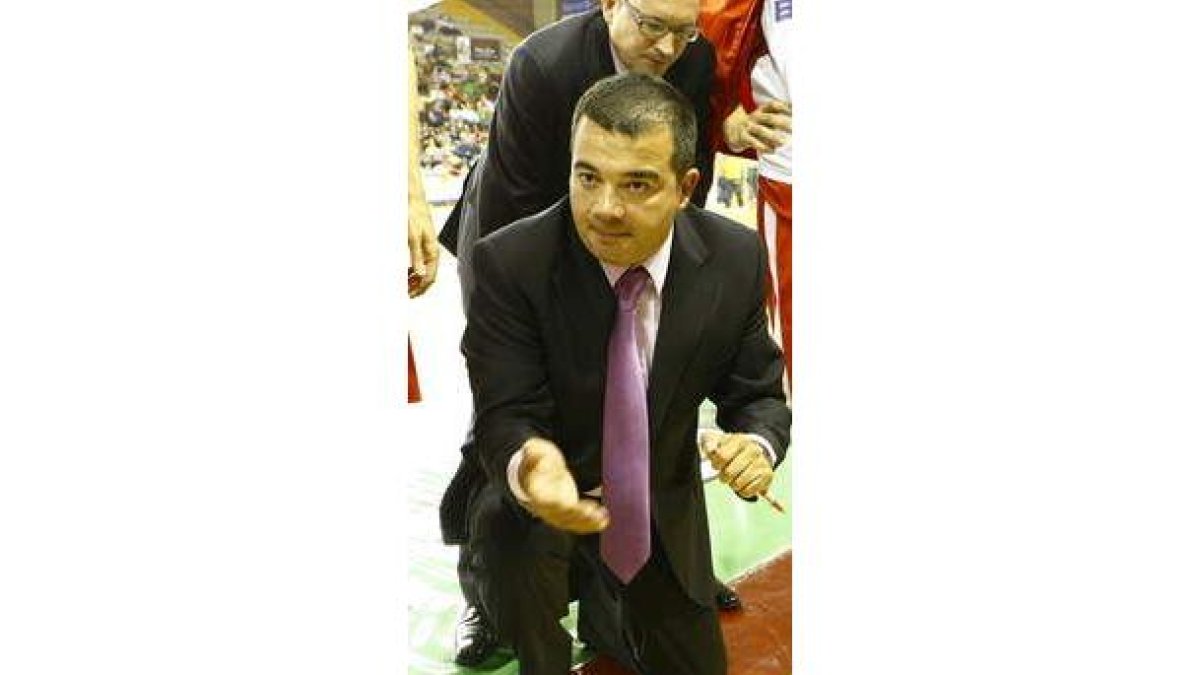 Javier De Grado dirige a su equipo.