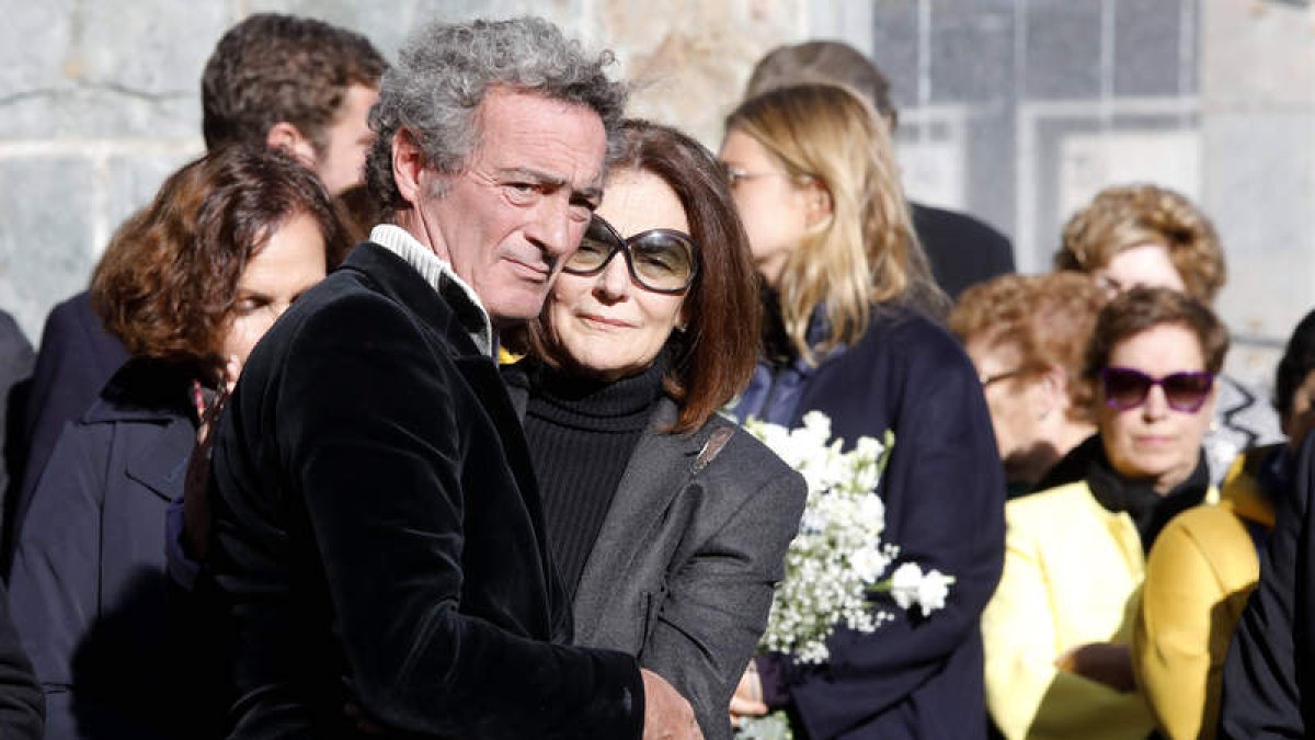 Arriba, Isabel Azcárate, mujer de Arroyo, y el hijo del artista, Pimpi. Debajo, el féretro y la corona que envió el Real Madrid. MARCIANO PÉREZ