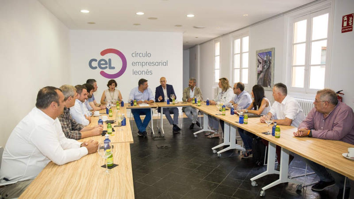 El Grupo Municipal Socialista acudió al encuentro en la sede del CEL. F. OTERO PERANDONES