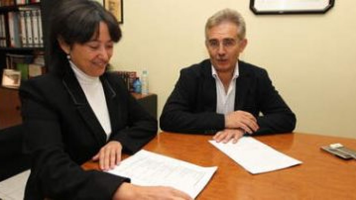 Ángela Marqués y Santiago Rodríguez, reunidos ayer en la sede socialista.