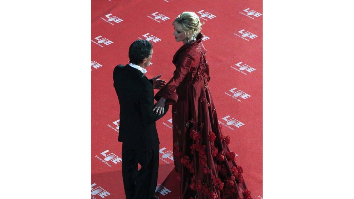 Antonio Banderas y Melanie Griffith, que lució un espectacular abrigo a juego con el vestido.