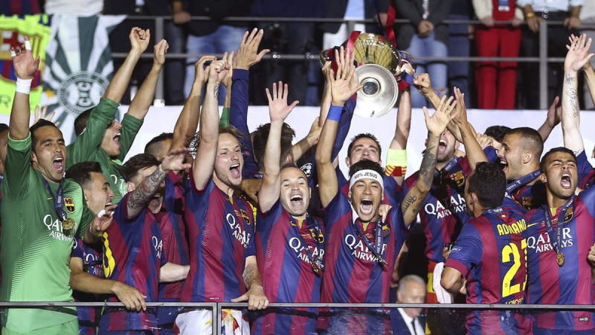 Los jugadores del FC Barcelona levantan la Copa de Europa que consiguieron tras derrotar en la final a la Juventus de Turín.