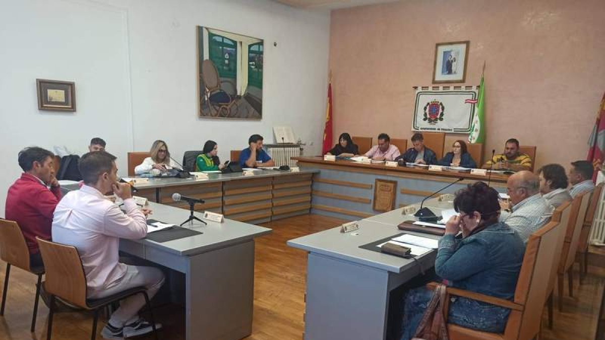 Un momento de la sesión plenaria celebrada ayer en Villablino. V. ARAUJO