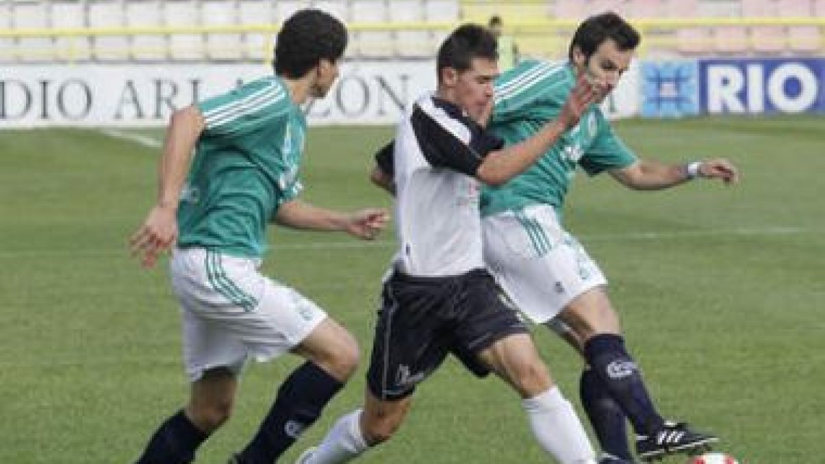 El astorgano Javi Flórez, a la derecha, corta el avance de un jugador burgalés.