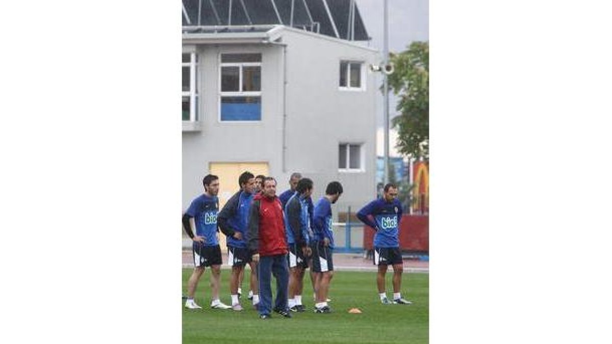 El conjunto berciano realizó ayer su último entrenamiento.