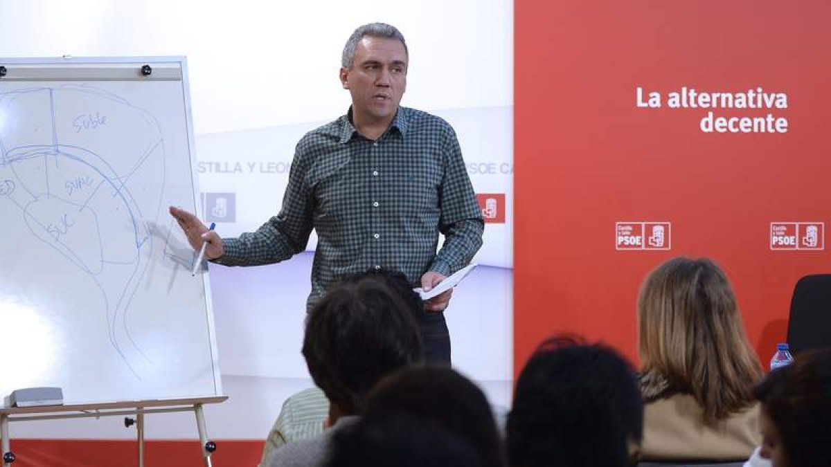Izquierdo participó en un encuentro con alcaldes de la Comunidad para abordar la despoblación. GALLEGO