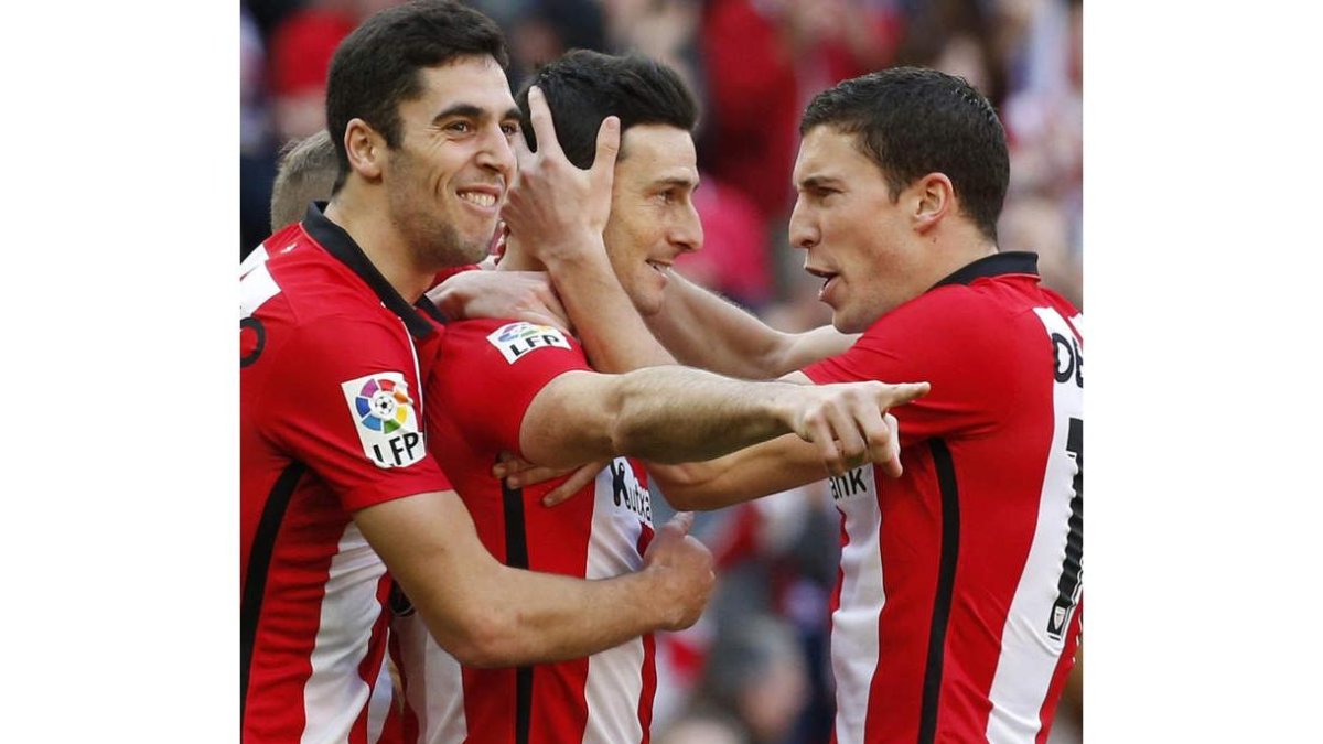 Aduriz agradece la asistencia y celebra el cuarto gol del Athletic.
