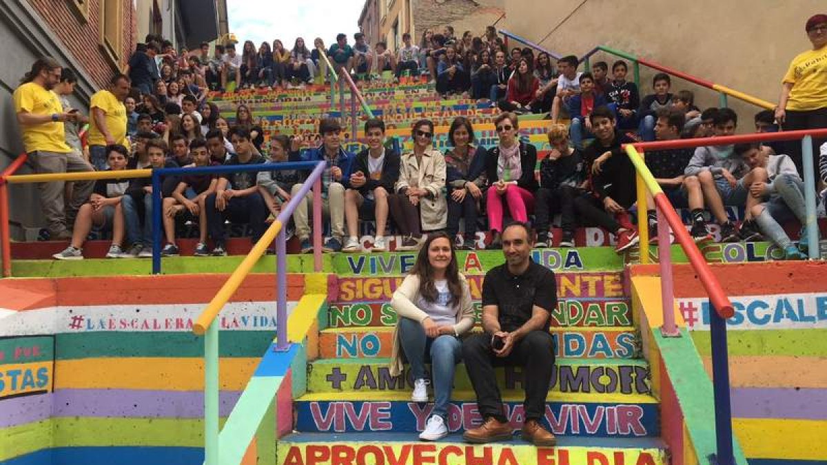 El artista Cuenllas y la concejala con los alumnos que han mejorado el singular proyecto . CÉSAR