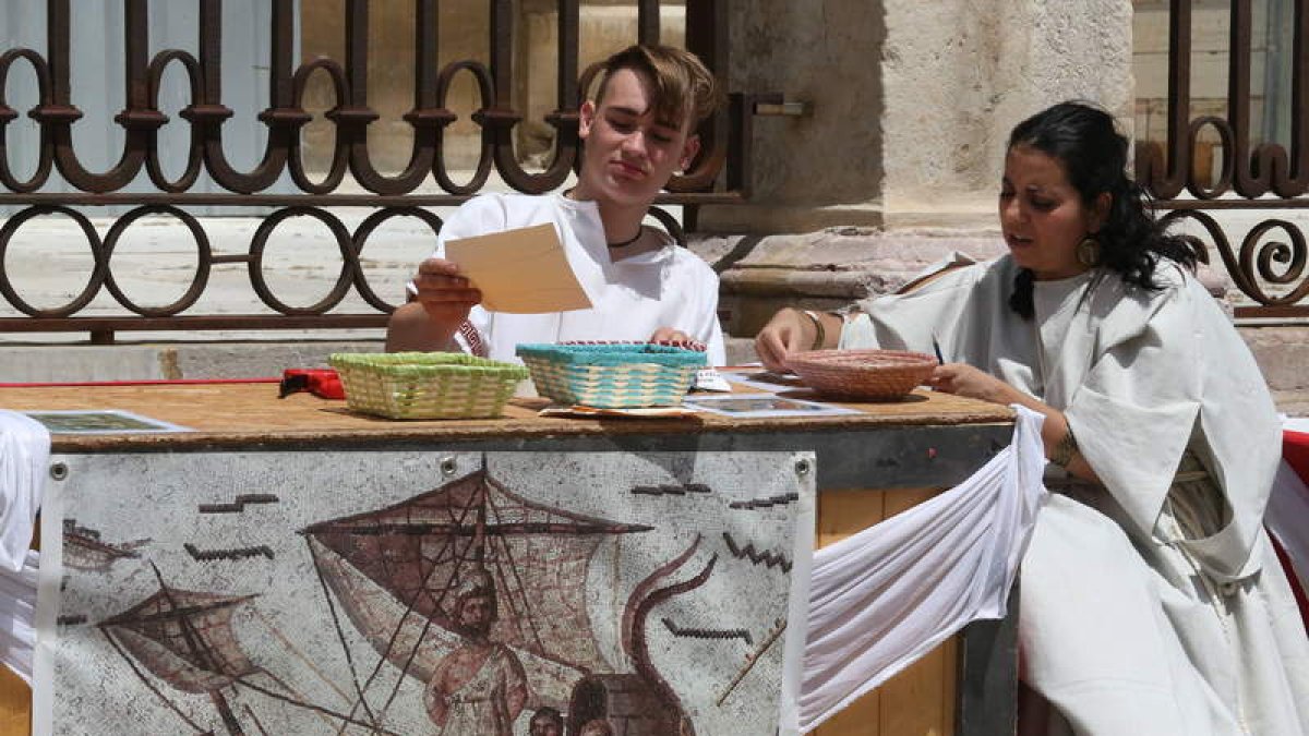 Dos aspectos del mercado romano que hasta el día 8 se celebrará en el entorno de Puerta Obispo y también en la Casona de Puerta Castillo.