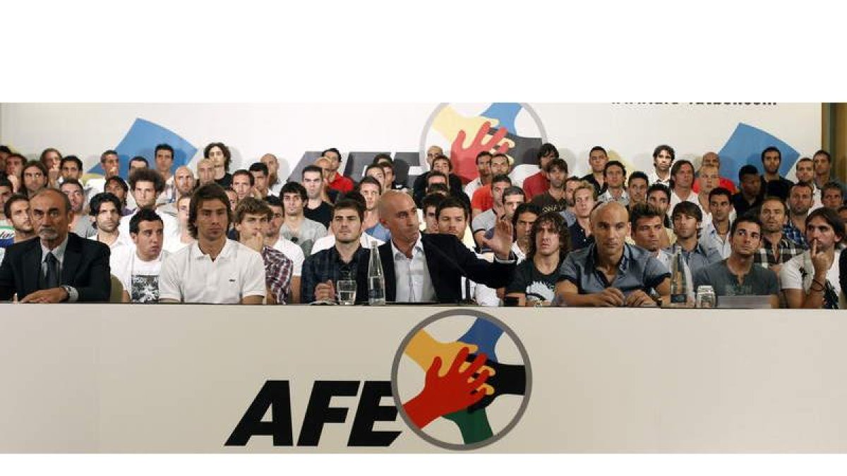 Luis Rubiales, en el centro, acompañado por más de un centenar de futbolistas, entre ellos Casillas, Puyol y Xabi Alonso.