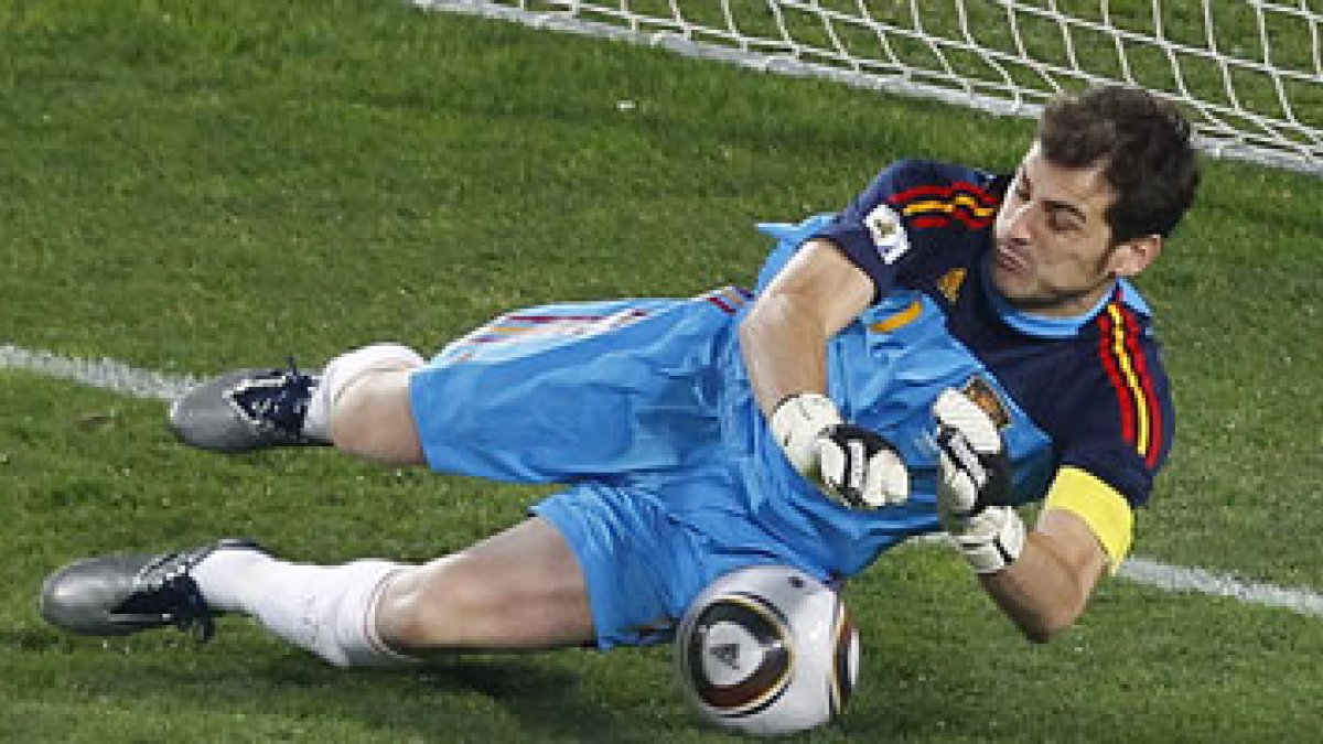 Iker detuvo el penalti de Paraguay.