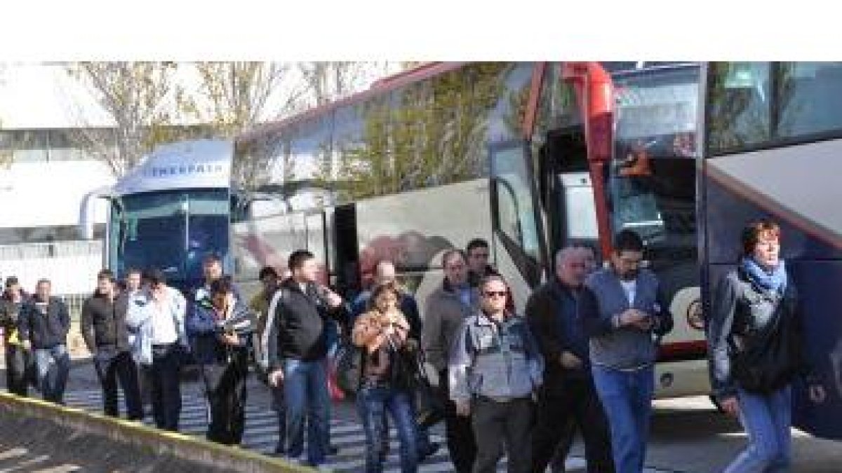 Trabajadores de la planta de Figueruelas llegando a la factoría.