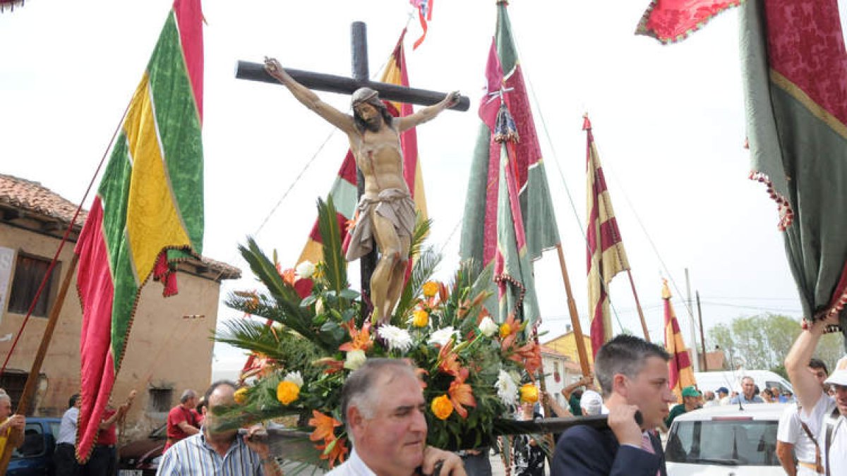 Los pendones acompañan al Cristo de Lorenzana durante la tradicional procesión de las fiestas.