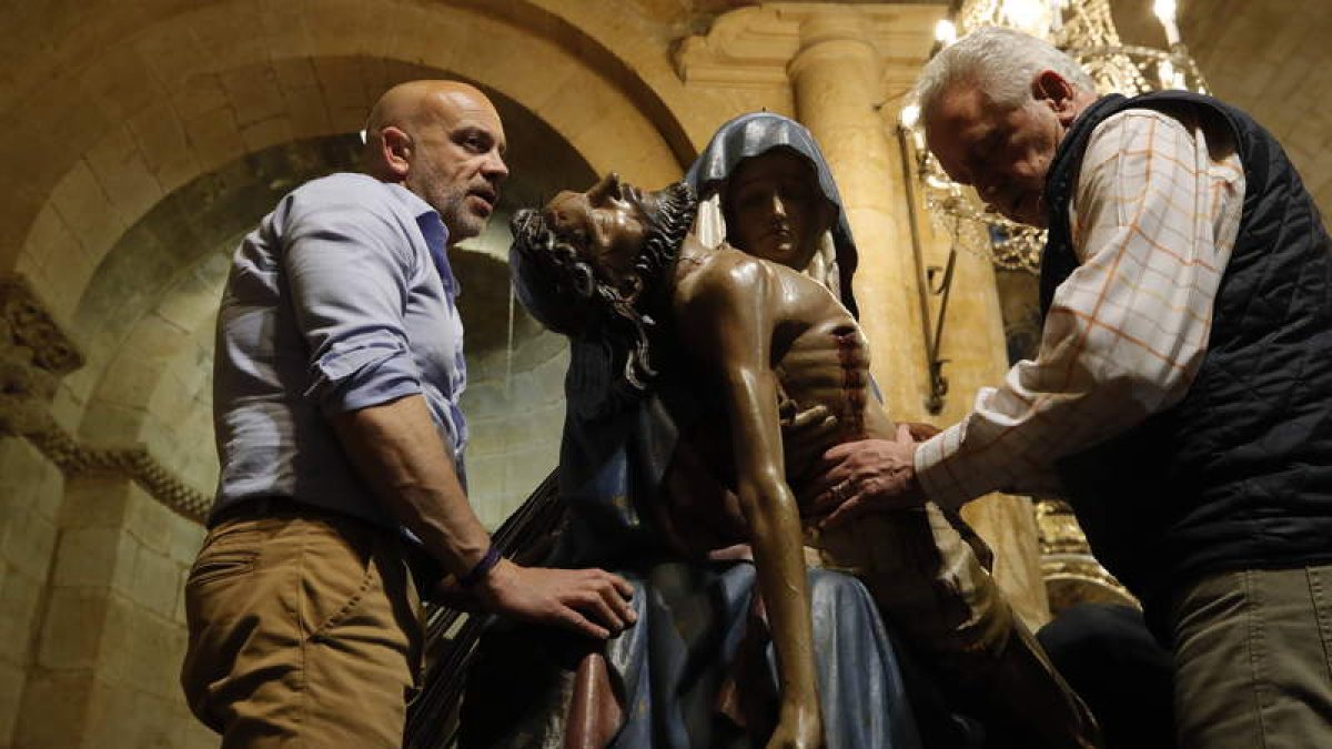 Emilio Beltrán y Julio Cayón, durante la víspera de un Viernes de Dolores. RAMIRO