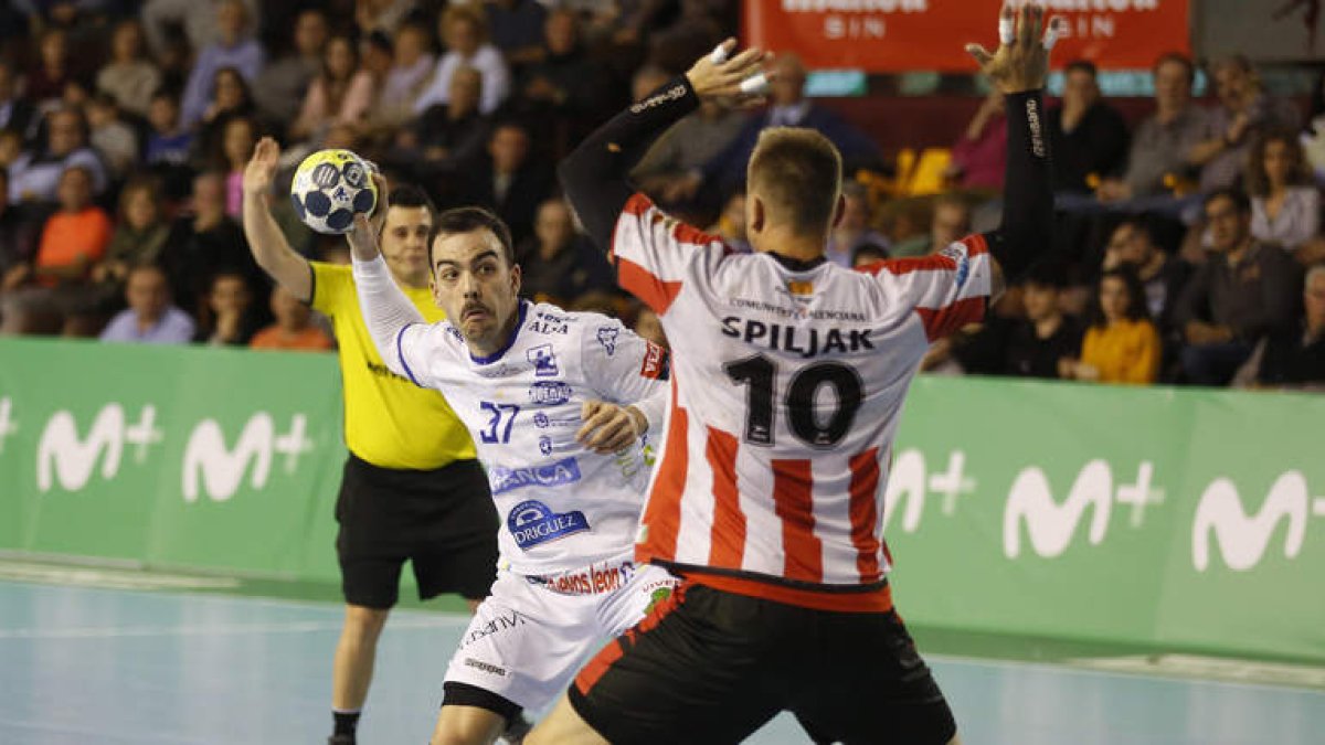 El lateral asturiano Álex Costoya batió a Bruixola sobre la bocina para rescatar un empate que parecía perdido. FERNANDO OTERO
