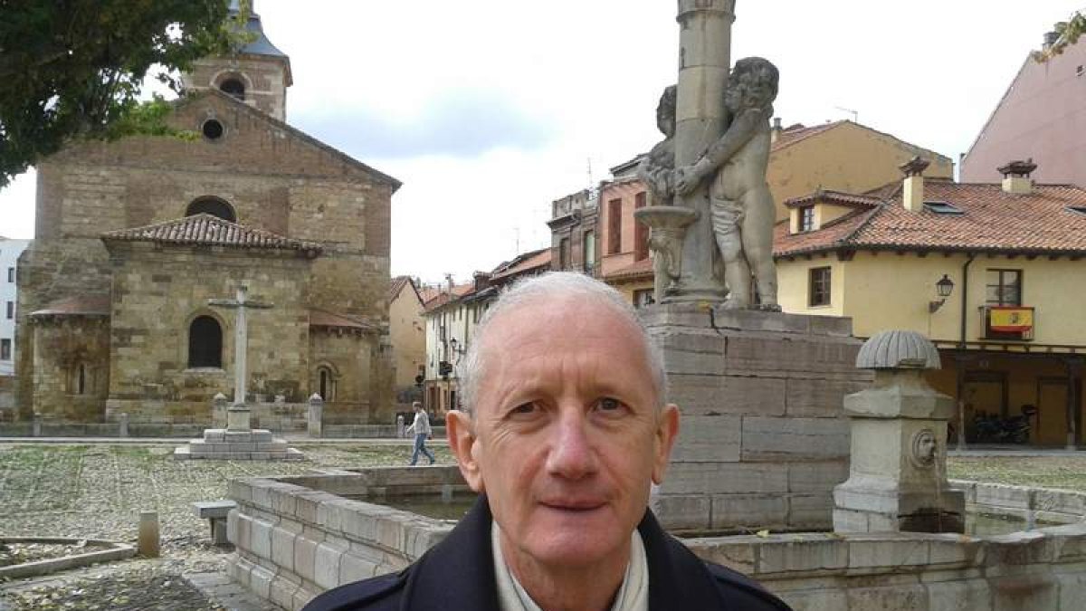 El autor, Carlos Javier Taranilla de la Varga, en la histórica plaza del Grano, que también aparece en la obra