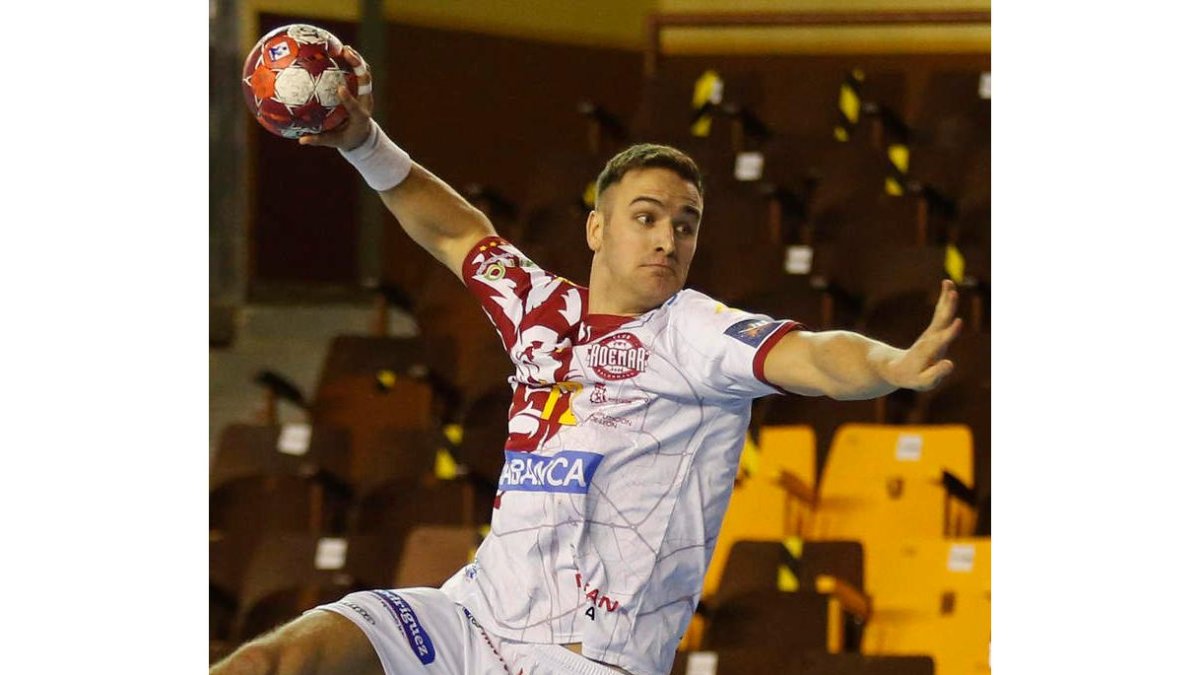 Donlin lanza a portería en un partido del Abanca Ademar. FERNANDO OTERO