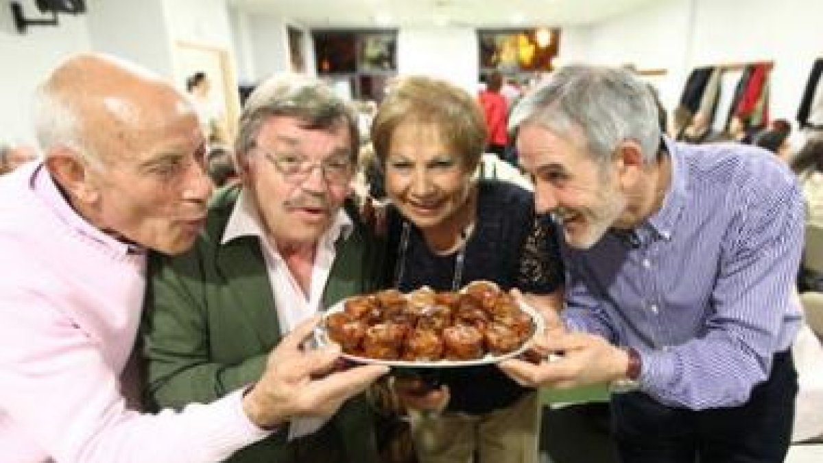 Villanueva, José Sánchez Carralero, María Gutiérrez y Felix García, en La Placa con un plato de andr