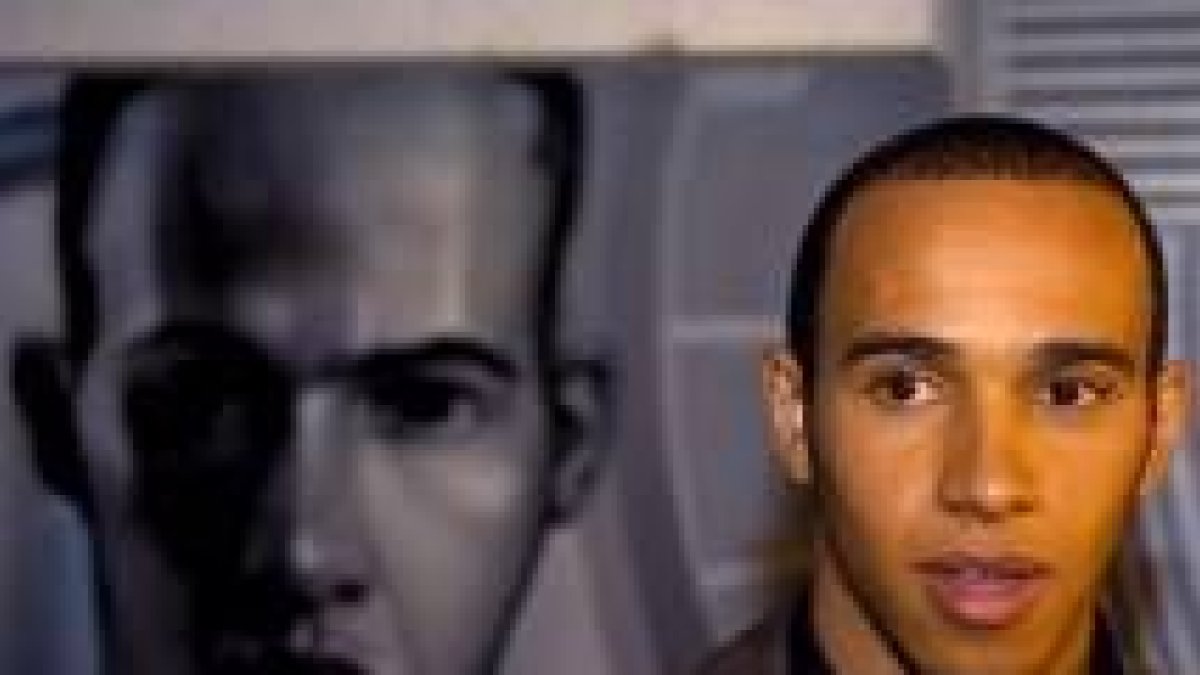 Lewis Hamilton durante una visita a una factoría de Mercedes
